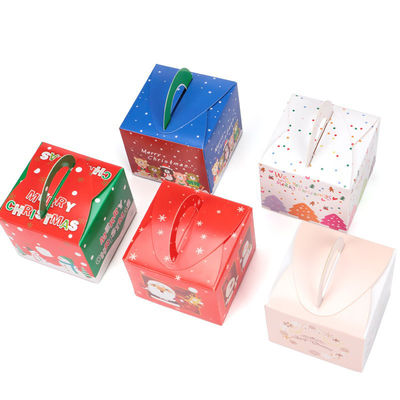 窓が付いている注文の食品包装箱にニスをかけるクリスマスのケーキ