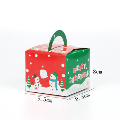 窓が付いている注文の食品包装箱にニスをかけるクリスマスのケーキ