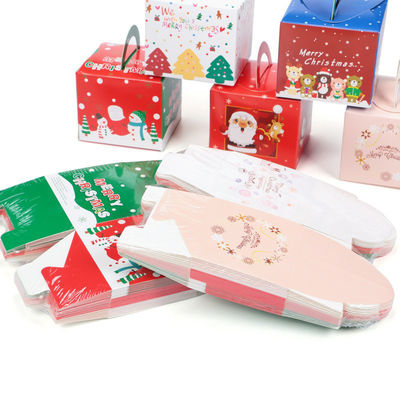窓が付いている注文の食品包装箱にニスをかけるクリスマスのケーキ