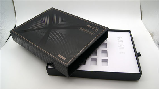 エヴァの皿が付いている個人化された黒く白い化粧品の引出しのギフト用の箱