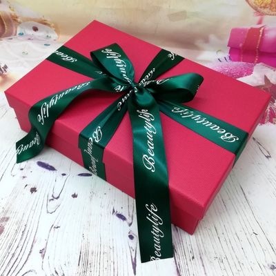 クリスマスはCMYKのマゼンタのギフトの荷箱波形を-板強打する