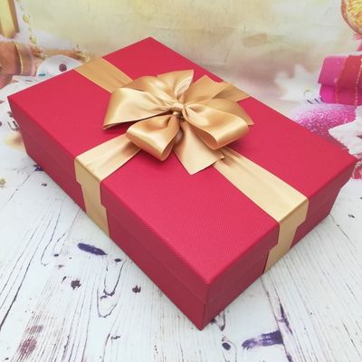 クリスマスはCMYKのマゼンタのギフトの荷箱波形を-板強打する