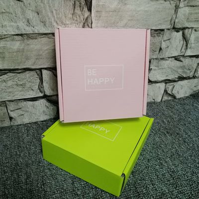 CCNBの折り畳み式の包装箱4Cはオフセット印刷の注文の波形の郵便利用者箱を