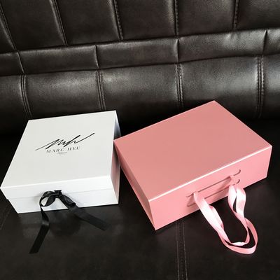 誕生日のリボンが付いている磁気折りたたみCMYK PMSの折りたたみギフト用の箱