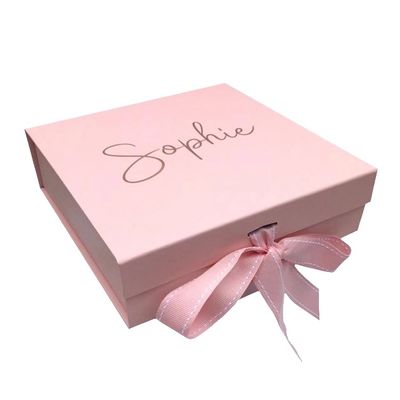 CMYKのリボンが付いているピンクのギフトの荷箱